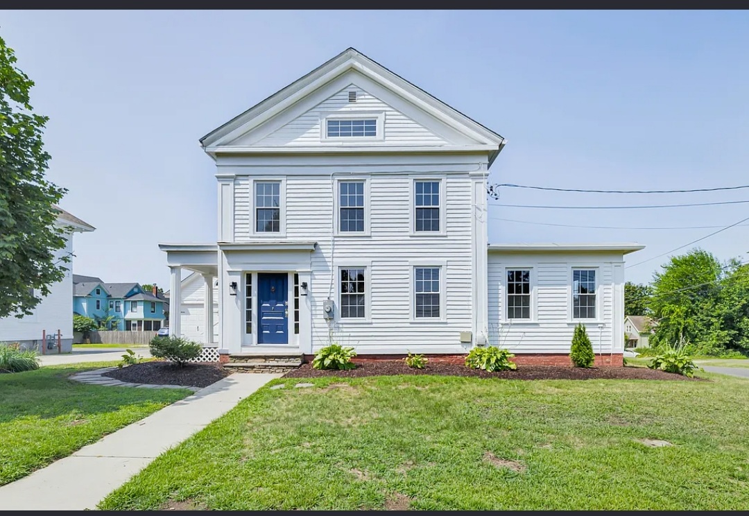 HOMES BLENDS WITH TIMELESS DETAILS WITH MODERN COMFORT